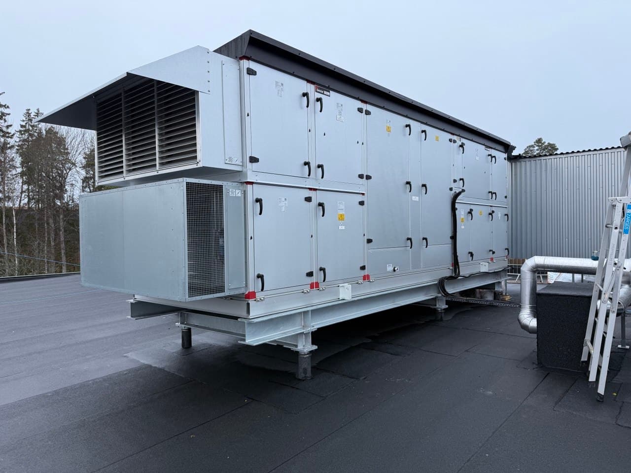 Professionellt ventilationsaggregat på tak